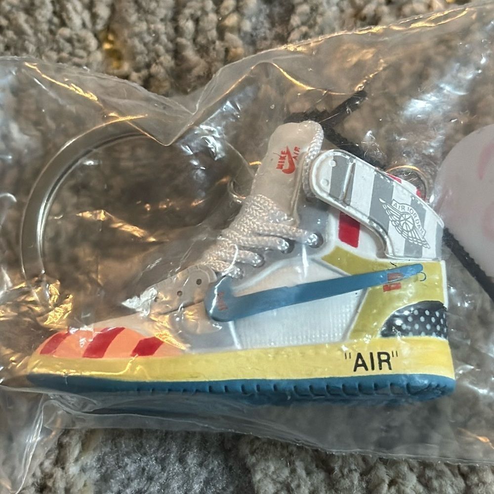 CUSTOM 1/6 Scale Sneakers Shoe key chain AIR JORDAN OW LOLLIPOP
3D KIT keychain